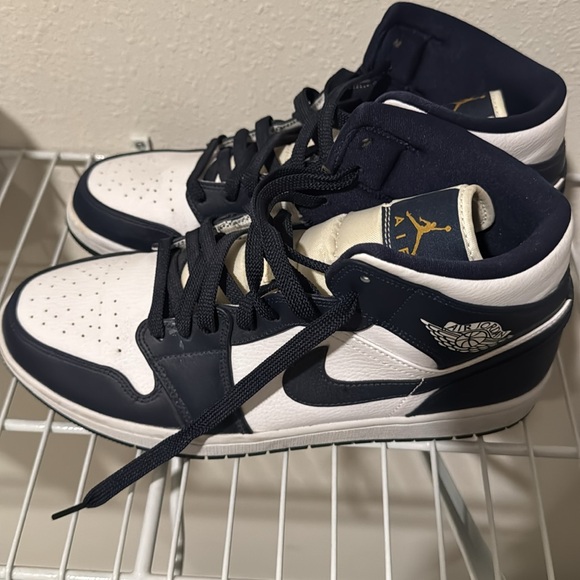 Nike Air Jordan 1 Mid Shoes - Picture 7 of 10